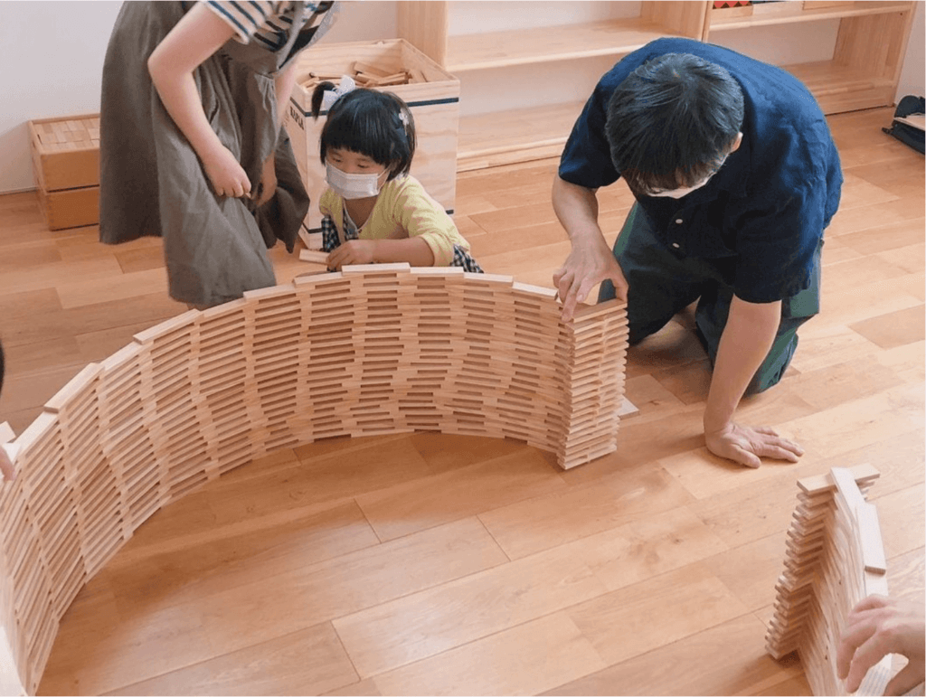 dad-girl-play-blocks